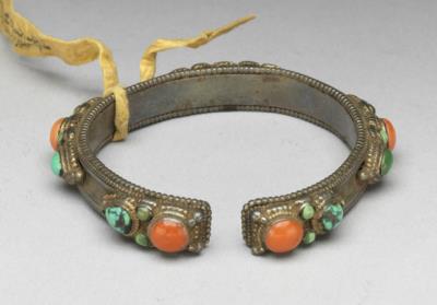 图片[2]-Silver bracelet with coral and turquoise inlay, Qing dynasty, 18th c., Tibetan work-China Archive